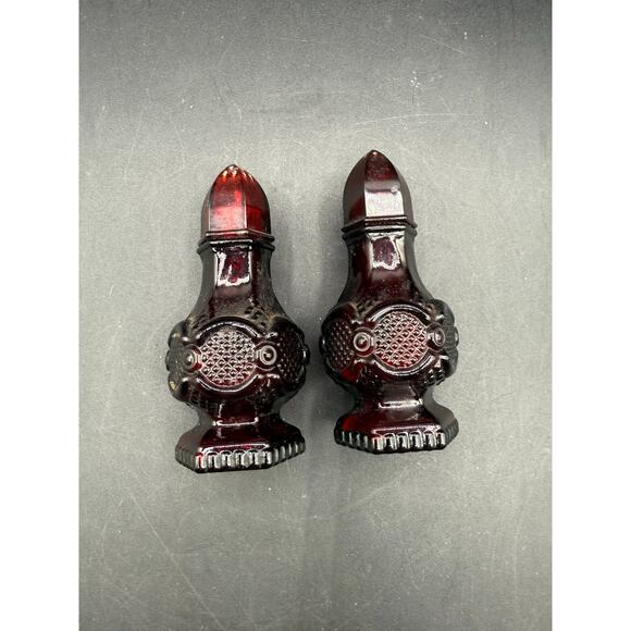 Set Of Two 1978 Avon Ruby Red Glass Cape Cod Salt & Pepper Shakers4.5" - Picture 6 of 8